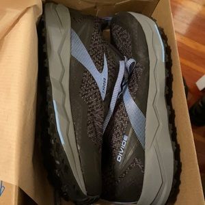 Brand new brooks running sneakers